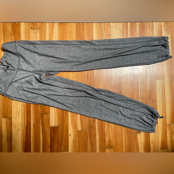 Lululemon flare workout pants. Probably from 2017- barely worn perfect condition - Picture 1 of 3